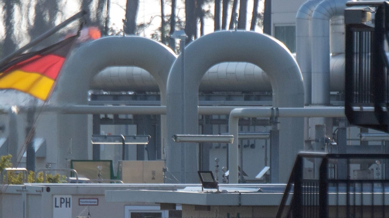 Mecklenburg-Vorpommern, Lubmin: Rohrsysteme und Absperrvorrichtungen in der Gasempfangsstation der Ostseepipeline Nord Stream 1 und der Übernahmestation der Ferngasleitung OPAL (Ostsee-Pipeline-Anbindungsleitung) sind im Industriegebiet von Lubmin zu sehen.