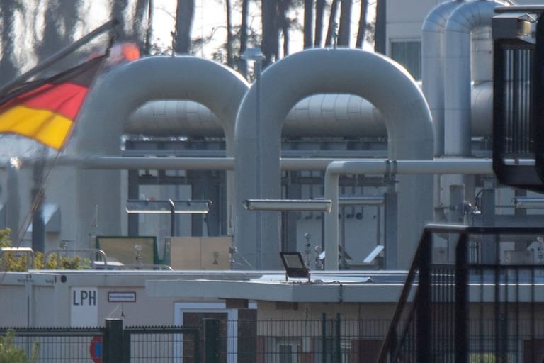 Mecklenburg-Vorpommern, Lubmin: Rohrsysteme und Absperrvorrichtungen in der Gasempfangsstation der Ostseepipeline Nord Stream 1 und der Übernahmestation der Ferngasleitung OPAL (Ostsee-Pipeline-Anbindungsleitung) sind im Industriegebiet von Lubmin zu sehen.