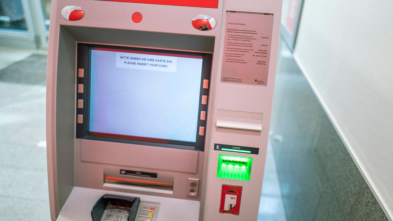 Ein Geldautomat in einer Filiale der Berliner Sparkasse. Die Gewerkschaft "Verdi" ruft zum Warnstreik in der Geld- und Wertbranche auf.