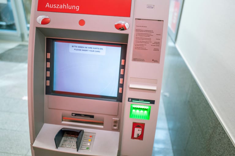 Ein Geldautomat in einer Filiale der Berliner Sparkasse. Die Gewerkschaft "Verdi" ruft zum Warnstreik in der Geld- und Wertbranche auf.