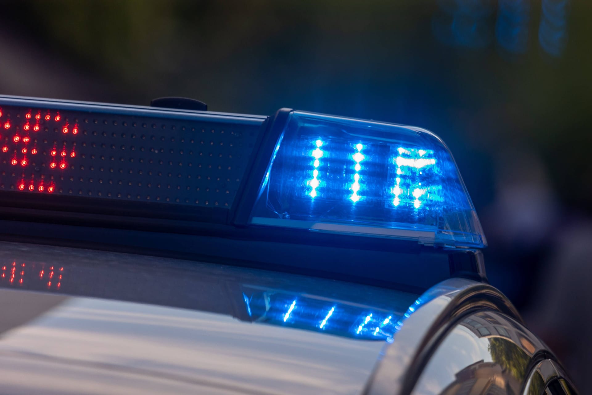 Blaulicht eines Polizeifahrzeugs in Reutlingen (Symbolbild): Am Bahnhof wurde ein 25-Jähriger nach einer Rangelei von einem Zug erfasst.