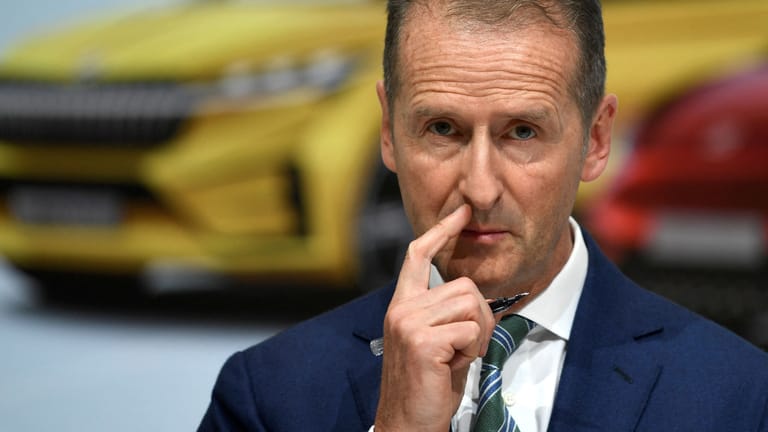 FILE PHOTO: Volkswagen CEO, Herbert Diess, addresses the media after a supervisory board meeting at the Volkswagen plant in Wolfsburg, Germany November 15, 2019. REUTERS/Fabian Bimmer/File Photo