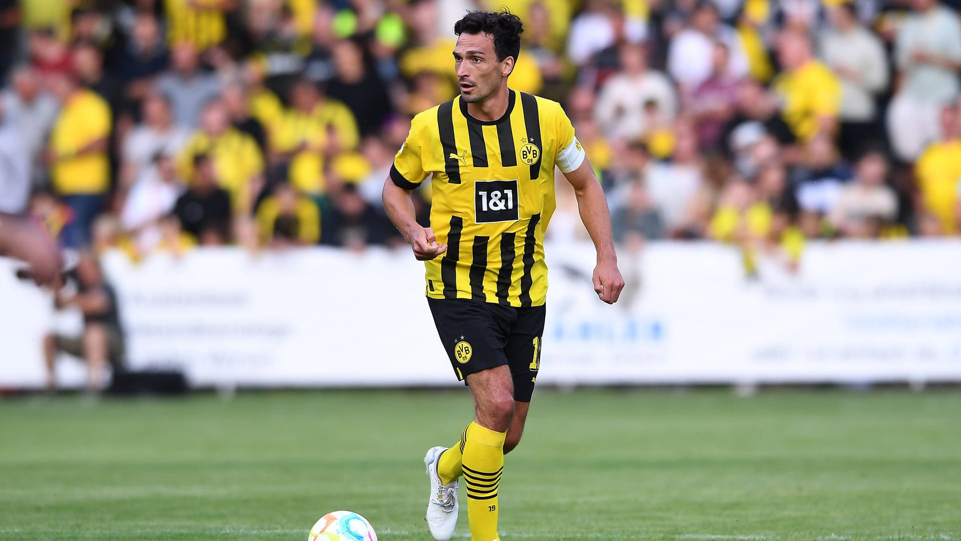 Mats Hummels im Heimtrikot 2022/23: Nun hat der Verein auch das Auswärtstrikot offiziell vorgestellt. Mats Hummels im Heimtrikot 2022/23: Nun hat der Verein auch das Auswärtstrikot offiziell vorgestellt.