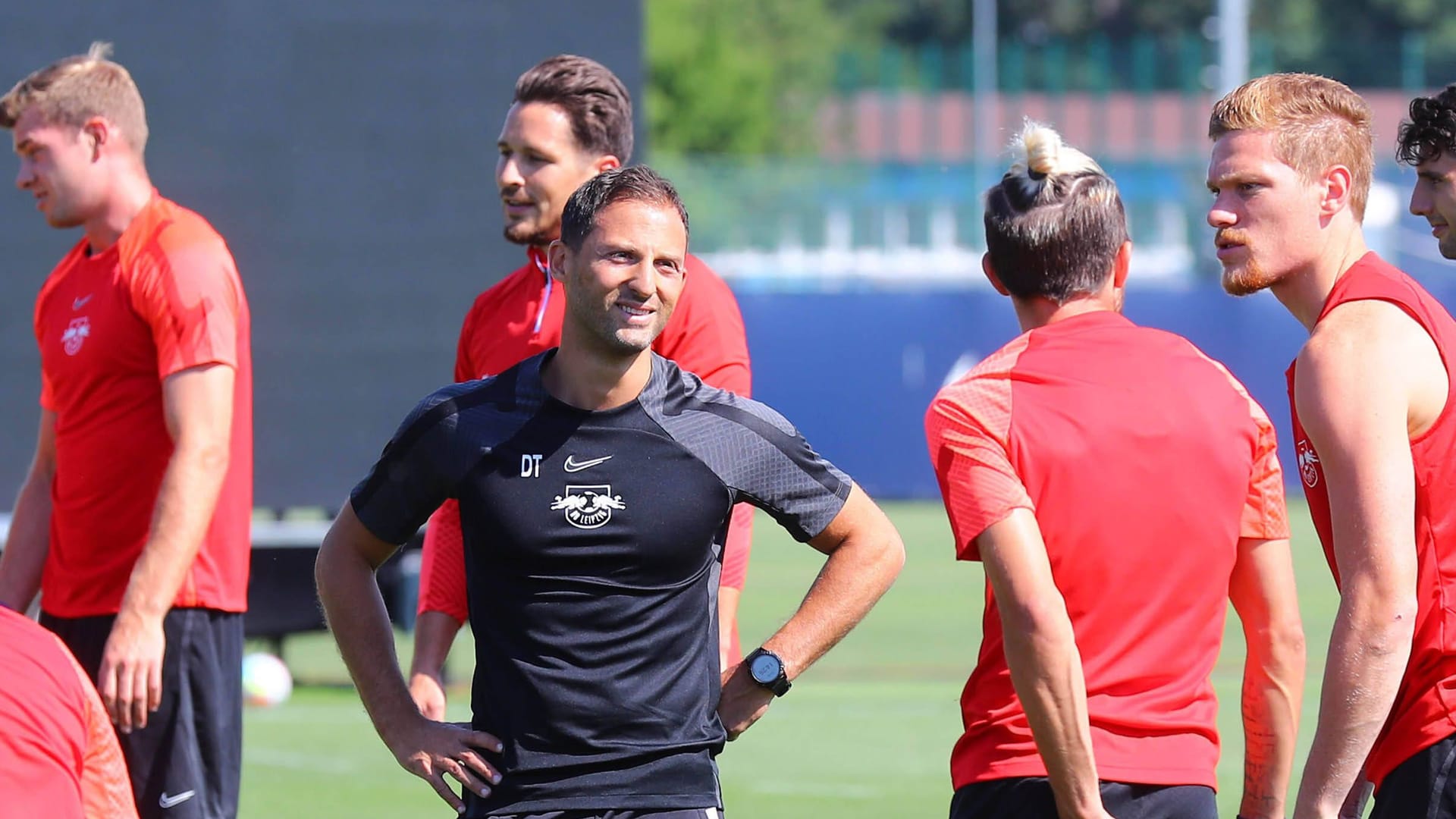 Trainer Domenico Tedesco mit seinen Spielern beim Saisonauftakt Ende Juni: An diesem Sonntag reisten die Leipziger ins Trainingslager. Trainer Domenico Tedesco mit seinen Spielern beim Saisonauftakt Ende Juni: An diesem Sonntag reisten die Leipziger ins Trainingslager.