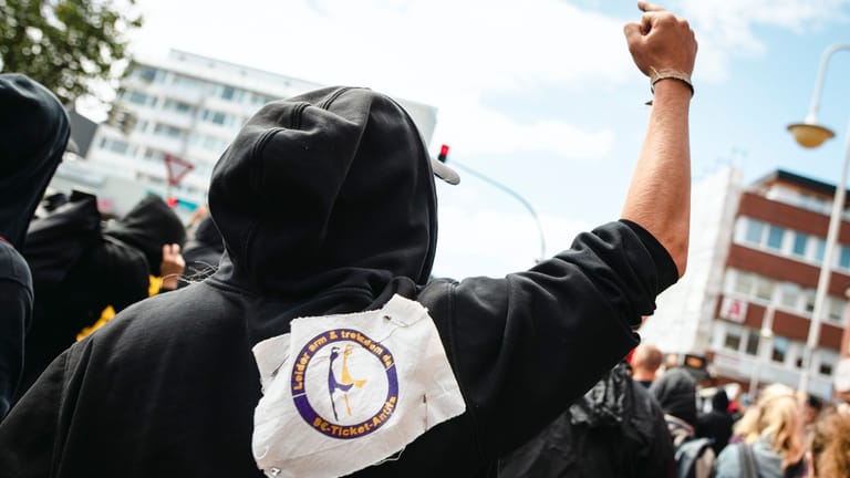Ein Demoteilnehmer hält seinen Mittelfinger in die Luft: "Wir enteignen euch alle", skandierten die Protestierenden unter anderem.