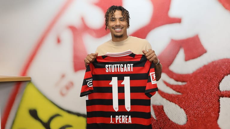 Juan José Perea zeigt stolz das Trikot des VfB Stuttgart: Für 2,2 Millionen Euro kommt der Kolumbianer aus der ersten griechischen Liga.