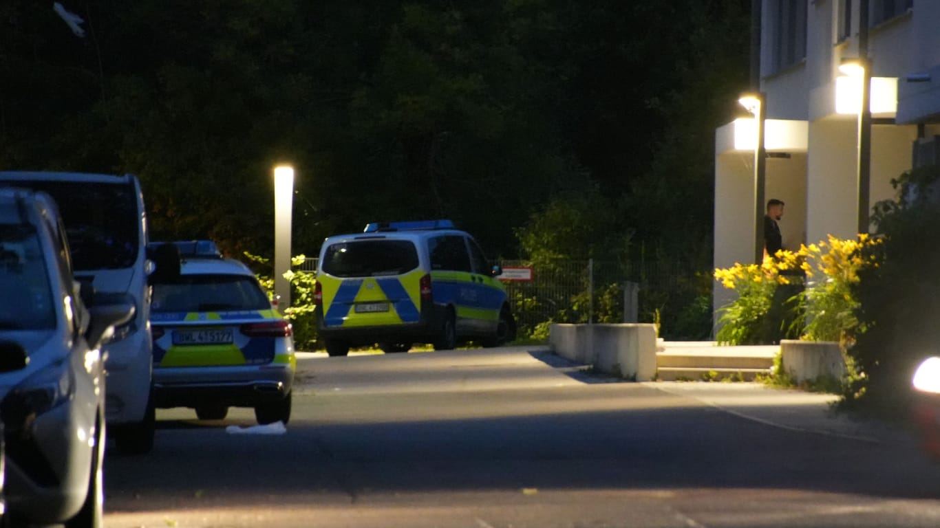 Polizisten untersuchen den Tatort im Esslinger Stadtteil Brühl: Der Täter ist weiter auf der Flucht.