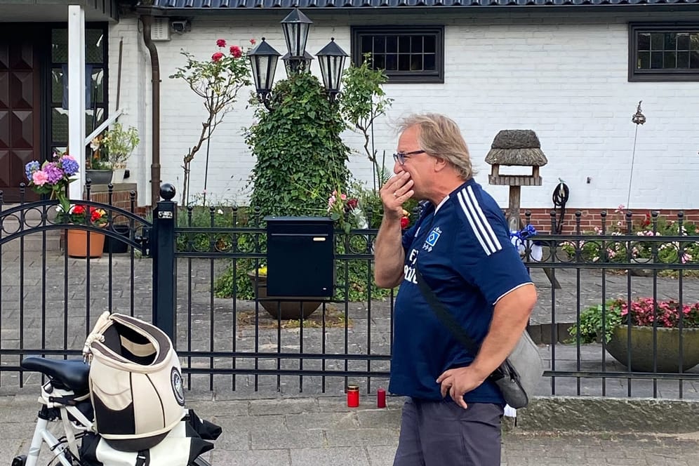 Jens E. steht mit anderen Fans vor dem Haus: Hier hatte Uwe in den letzten Jahren mit seiner Frau Ilka gelebt – und großen Einfluss hinterlassen.