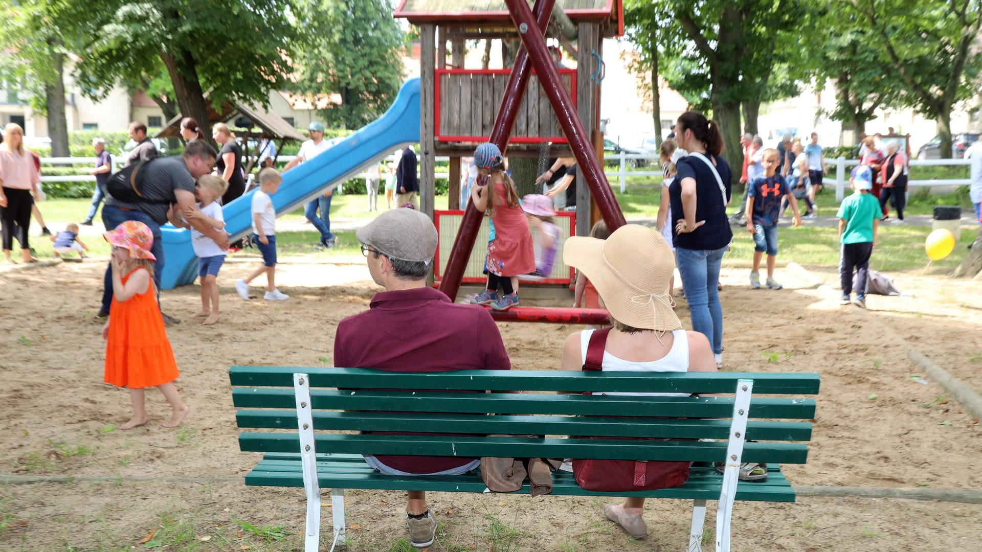 Eltern sitzen auf der Bank an einem Kinderspielplatz: "Die Fahrer sehen ihre Kinder nicht mehr", berichtet Schmidt im Gespräch mit t-online.