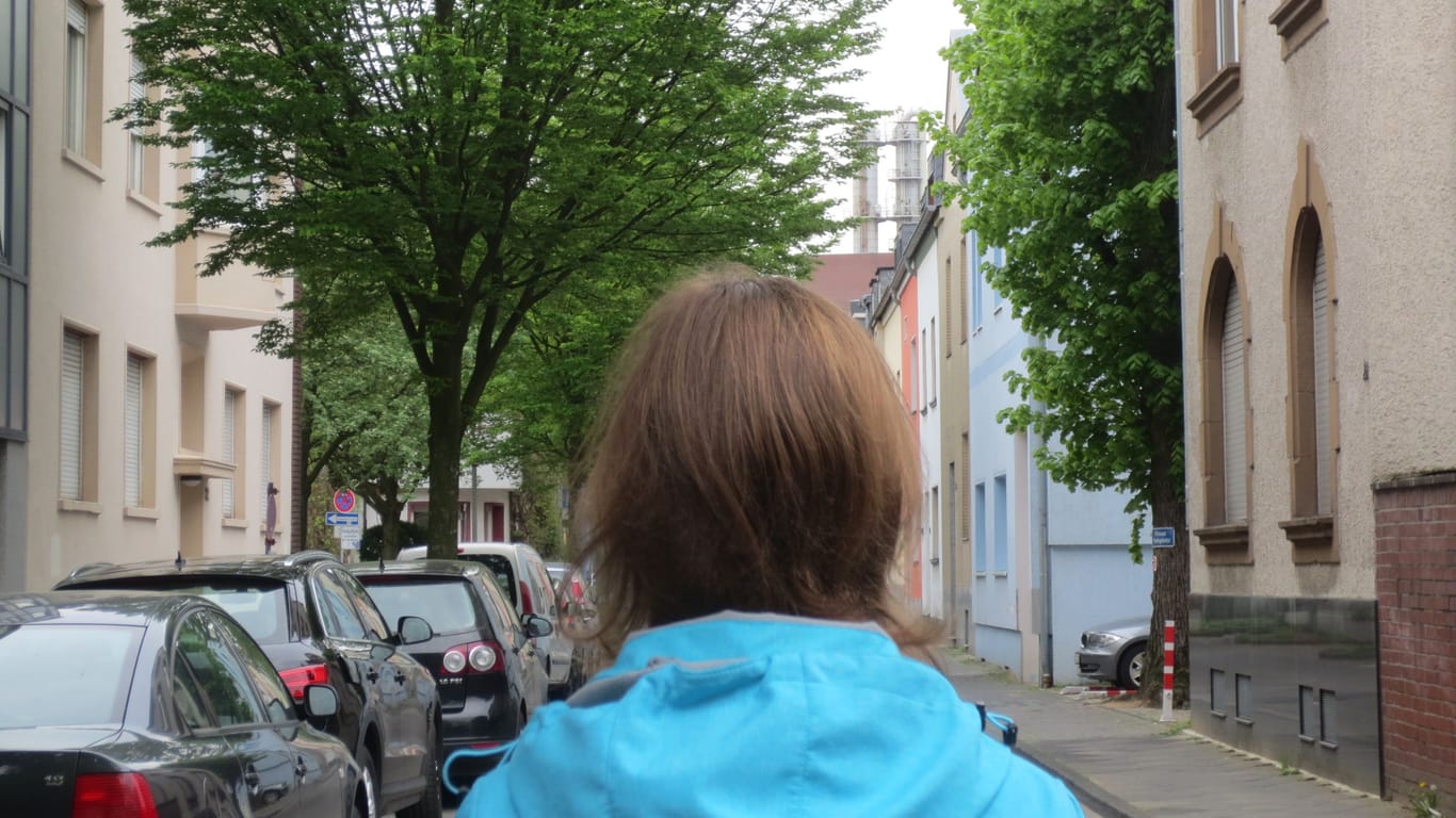 Marieke Evertz schaut auf die Schornsteine vom Chempark: Immer wieder wehen unangenehme Gerüche durch ihr Wohngebiet in Leverkusen-Wiesdorf.