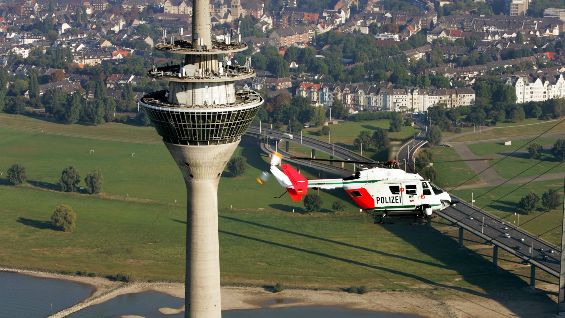 Ein Polizeihubschrauber am Rheinturm (Symbolbild): Im Restaurant befanden sich noch Besucher. Ein Polizeihubschrauber am Rheinturm (Symbolbild): Im Restaurant befanden sich noch Besucher.
