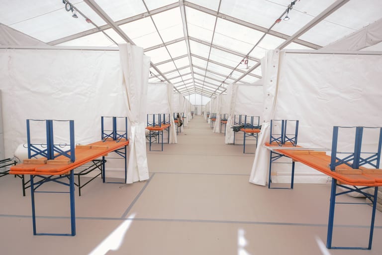 Notunterkunft für Ukrainer (Symbolbild): Nürnberg rüstete sich für den großen Ansturm an Ukrainern, doch die extra eingerichteten Zelte blieben leer.