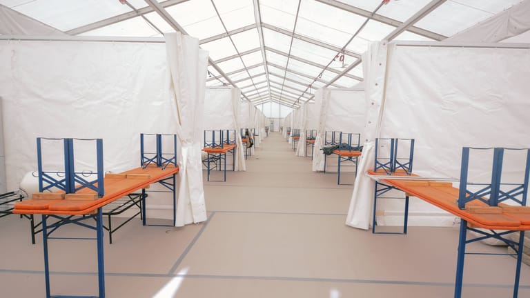 Notunterkunft für Ukrainer (Symbolbild): Nürnberg rüstete sich für den großen Ansturm an Ukrainern, doch die extra eingerichteten Zelte blieben leer.