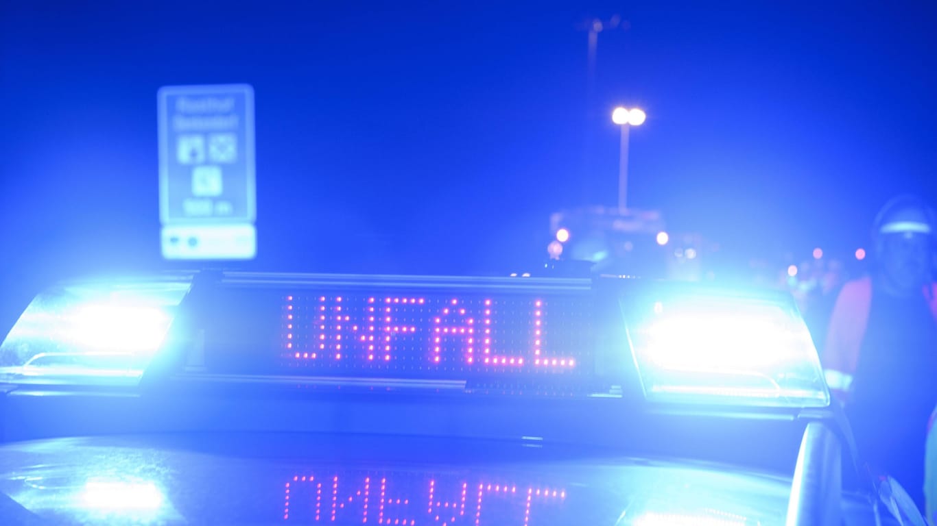 "Unfall" steht auf der LED-Anzeige eines Polizeiwagen (Symbolbild): Der Unfallverursacher wurde verletzt.