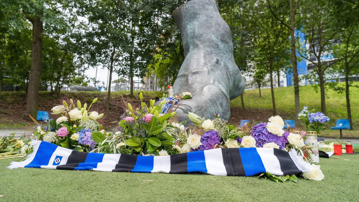 Gedenken an Seeler: HSV-Fans legten zu Ehren der Legende Schals und Blumen an dessen Denkmal.