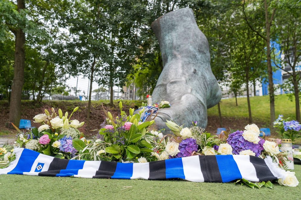 Gedenken an Seeler: HSV-Fans legten zu Ehren der Legende Schals und Blumen an dessen Denkmal.