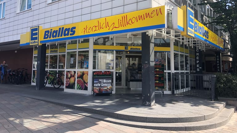 "Edeka Biallas": Der Supermarkt ist direkt am Wilhelmine-Brunnen in der Westerländer Innenstadt gelegen.