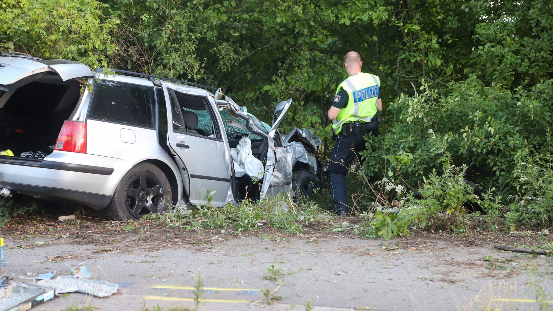 Schwerer Unfall in Wilhelmsburg: Zwei Männer werden verletzt, einer lebensgefährlich. Schwerer Unfall in Wilhelmsburg: Zwei Männer werden verletzt, einer lebensgefährlich.