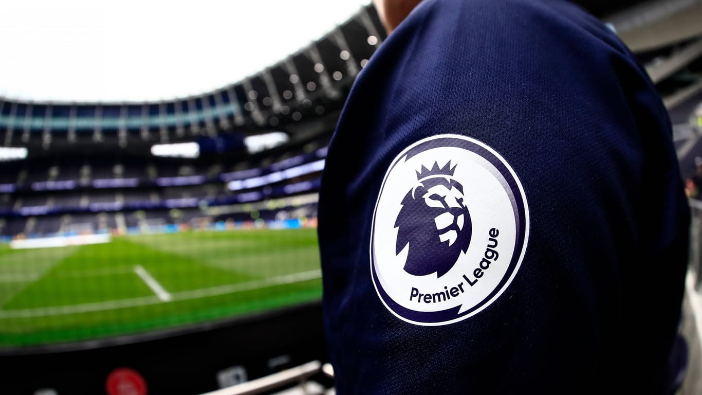 Das Premier-League-Logo im Tottenham Stadium: Aktuell wird gegen eine gewisse Zahl an Spielern des englischen Fußballs ermittelt.