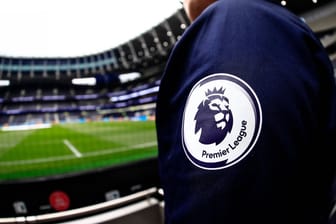 Das Premier-League-Logo im Tottenham Stadium: Aktuell wird gegen eine gewisse Zahl an Spielern des englischen Fußballs ermittelt.