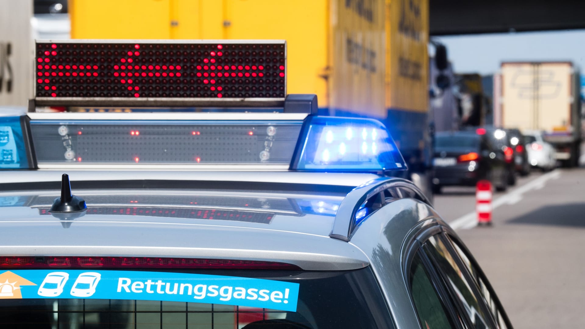 Ein Aufkleber "Staubildung: Rettungsgasse" (Archivbild). Wegen eines vorausgegangenen Unfalls ist die A37 bis zum Freitagabend gesperrt. Ein Aufkleber "Staubildung: Rettungsgasse" (Archivbild). Wegen eines vorausgegangenen Unfalls ist die A37 bis zum Freitagabend gesperrt.