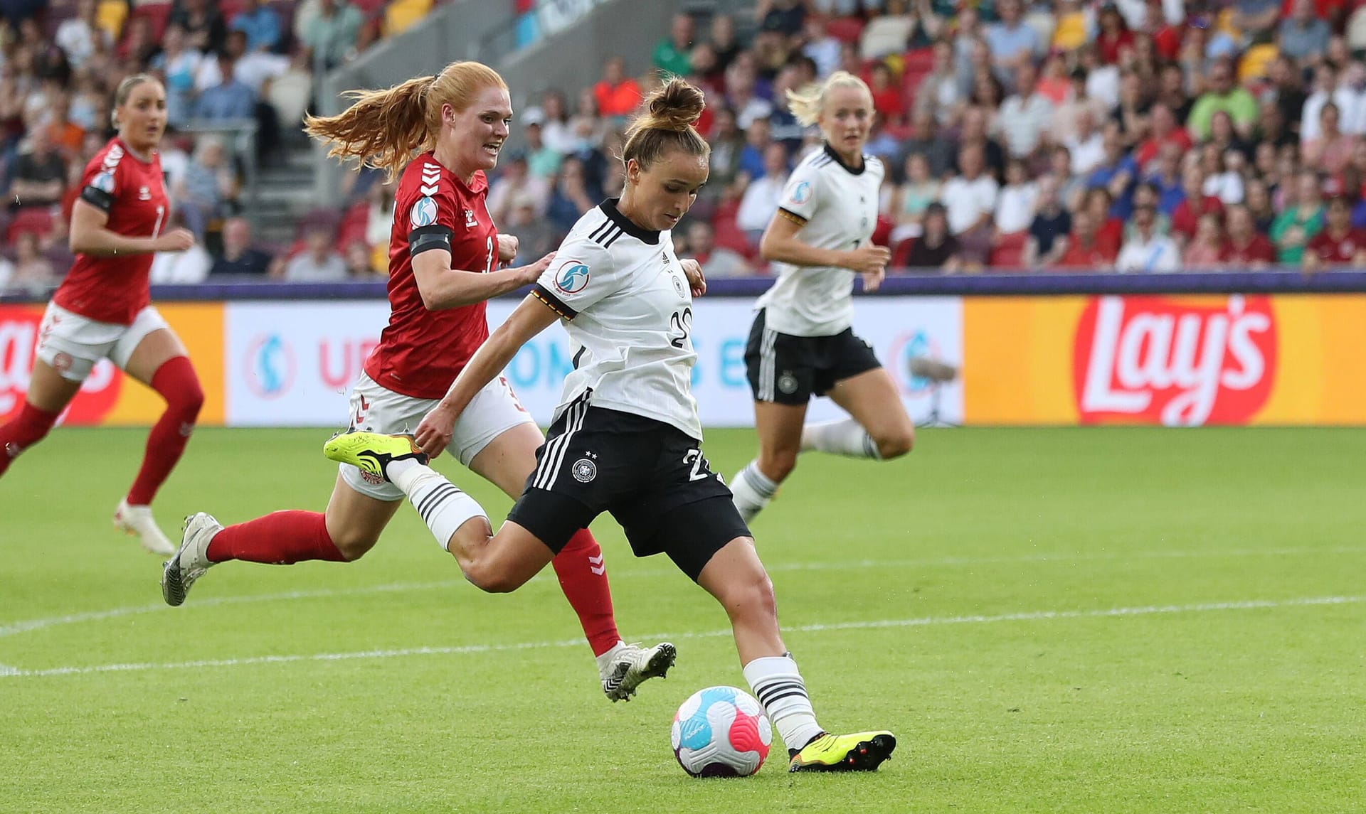 Deutschland gegen Dänemark (4:0): Lina Magull schießt das erste Turniertor für die DFB-Damen.