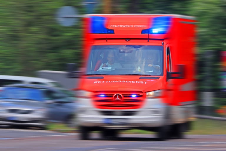 Ein Rettungsdienst während der Fahrt (Archivbild): In Hagen ist eine schwangere Frau attackiert worden.