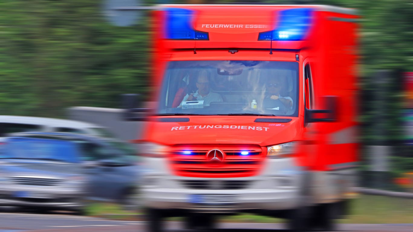 Ein Rettungsdienst während der Fahrt (Archivbild): In Hagen ist eine schwangere Frau attackiert worden.