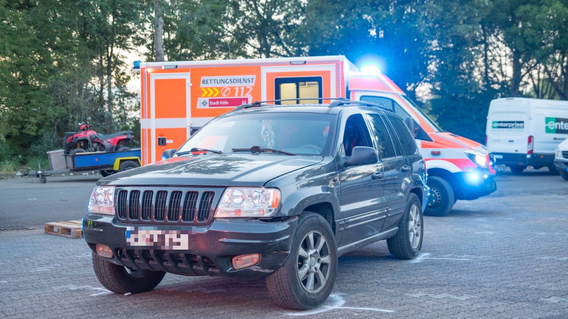 Der Geländewagen auf dem Parkplatz: Die Polizei geht von einem Unfall aus.