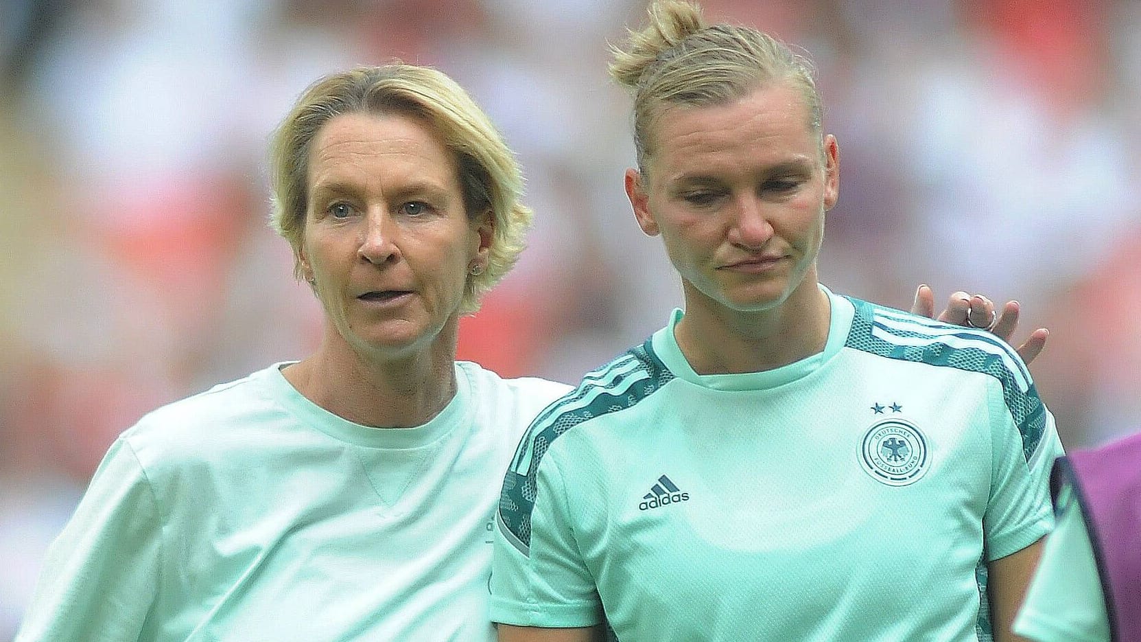 Untröstlich: Alex Popp (r.) vor dem EM-Finale mit Bundestrainerin Martina Voss-Tecklenburg.