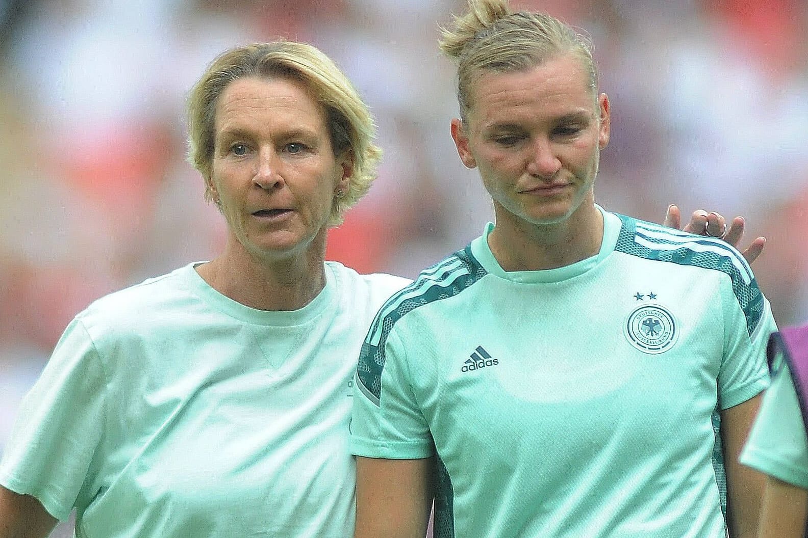 Untröstlich: Alex Popp (r.) vor dem EM-Finale mit Bundestrainerin Martina Voss-Tecklenburg.