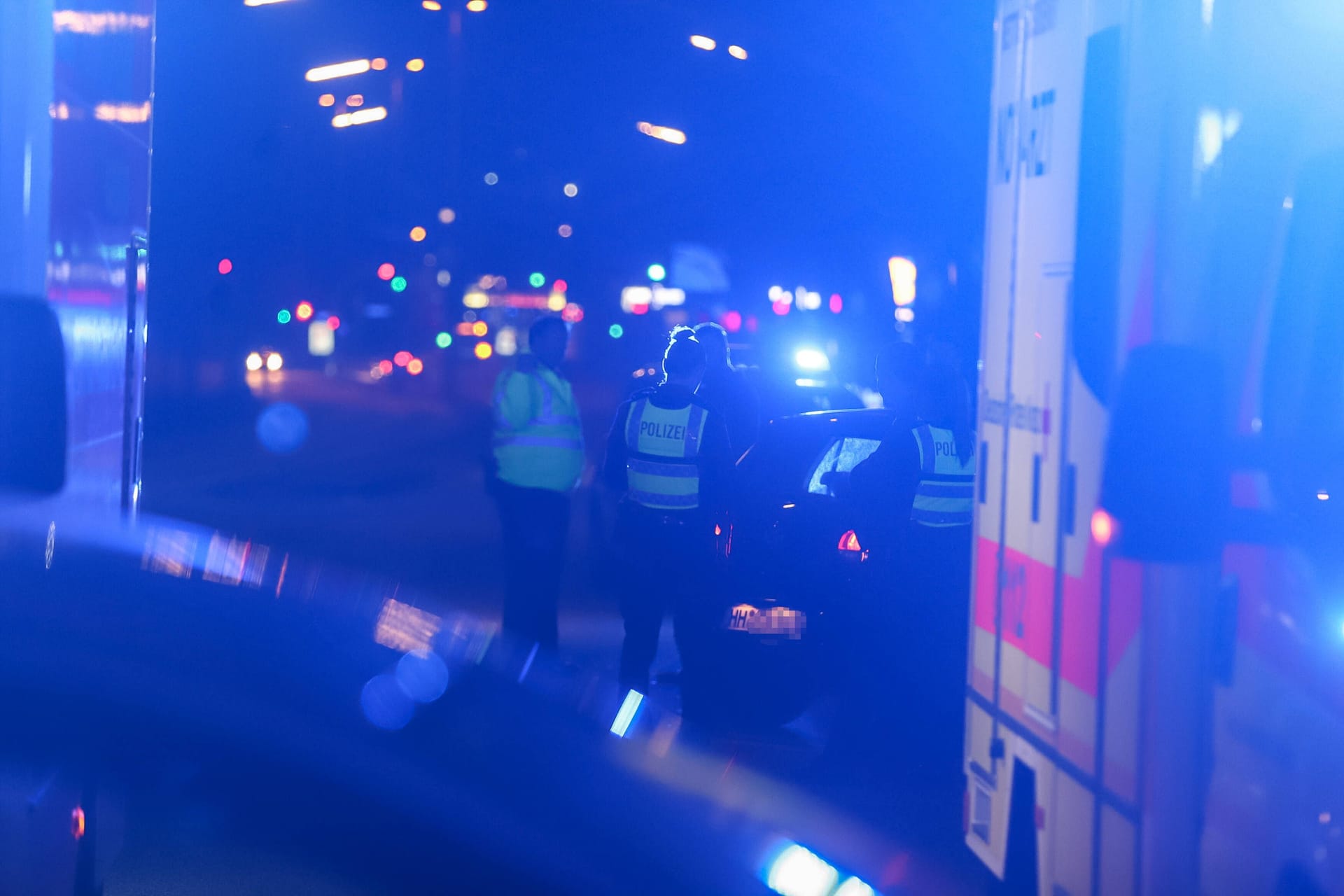 Rettungskräfte auf der Autobahn (Symbolbild): Ein 26-Jähriger ist in der Nacht auf Sonntag auf der A7 verstorben.