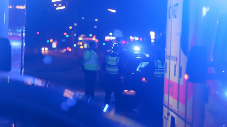 Rettungskräfte auf der Autobahn (Symbolbild): Ein 26-Jähriger ist in der Nacht auf Sonntag auf der A7 verstorben.