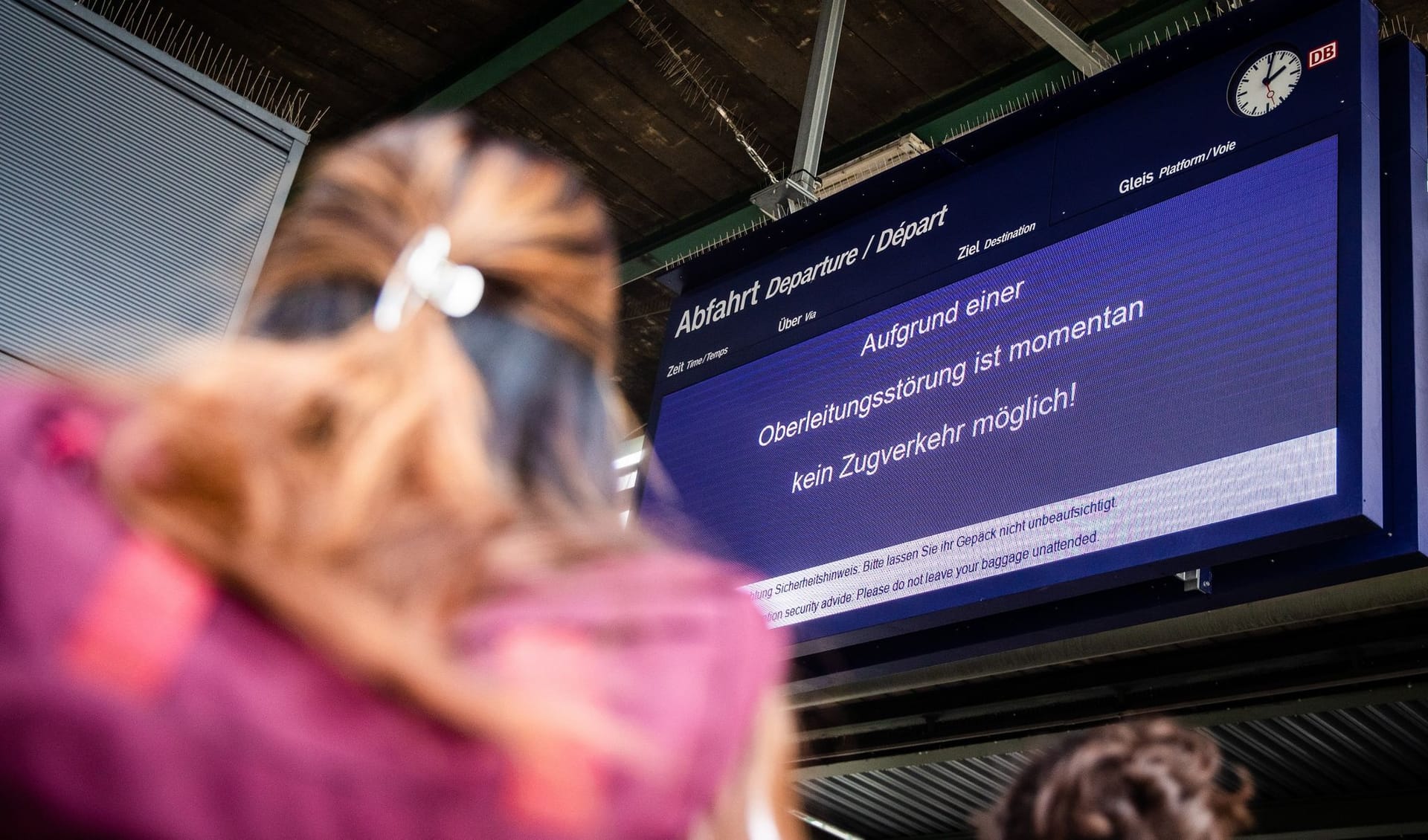 Eine Anzeigetafel am Hauptbahnhof weist auf den Zugausfall hin: Ein Abschleppdienst ist momentan im Einsatz.