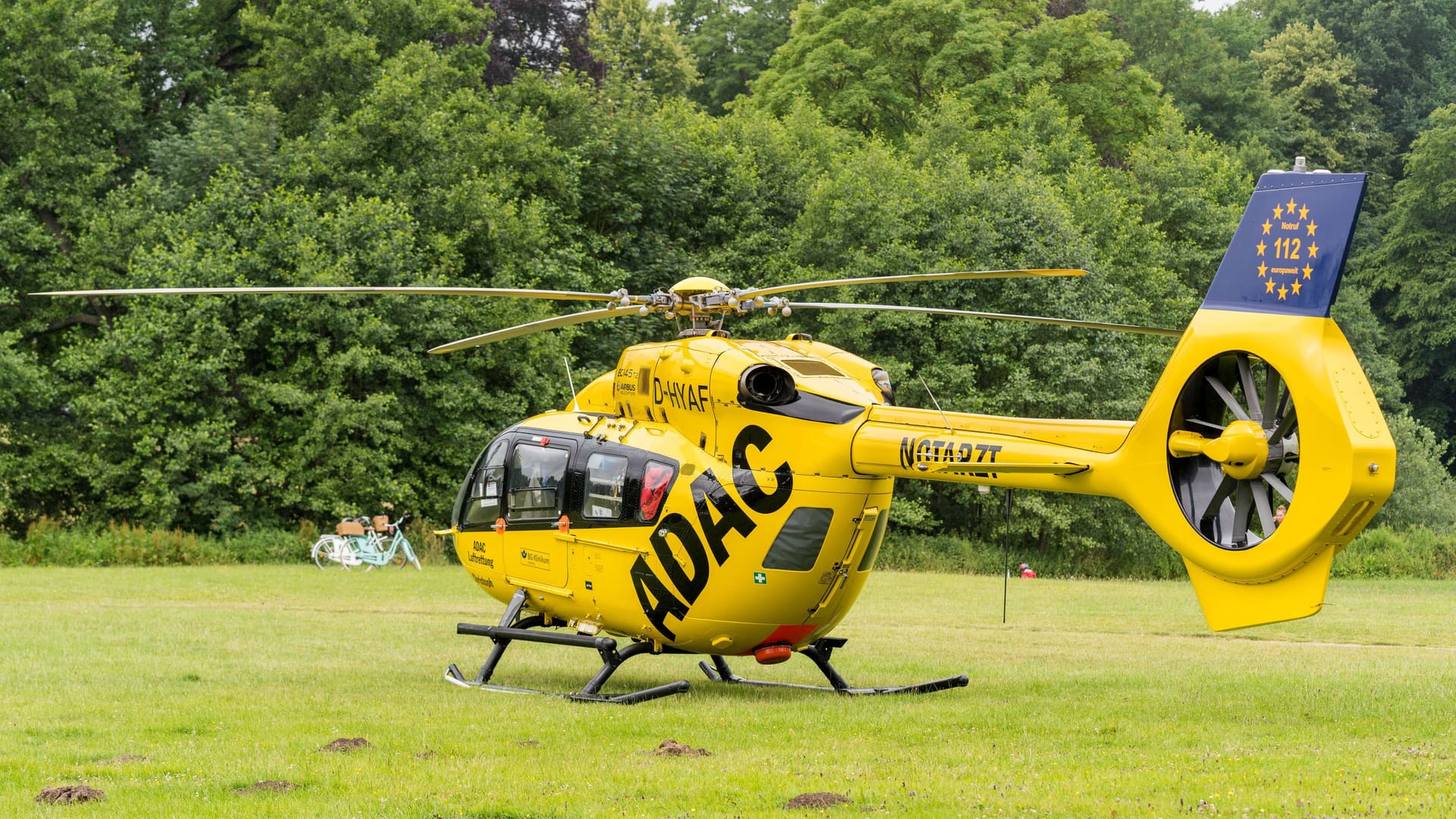 Ein Hubschrauber der ADAC Luftrettung (Symbolbild): Nach dem Unfall musste das Kind in ein Krankenhaus geflogen werden.