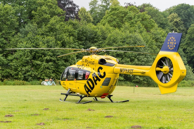 Ein Hubschrauber der ADAC Luftrettung (Symbolbild): Nach dem Unfall musste das Kind in ein Krankenhaus geflogen werden.