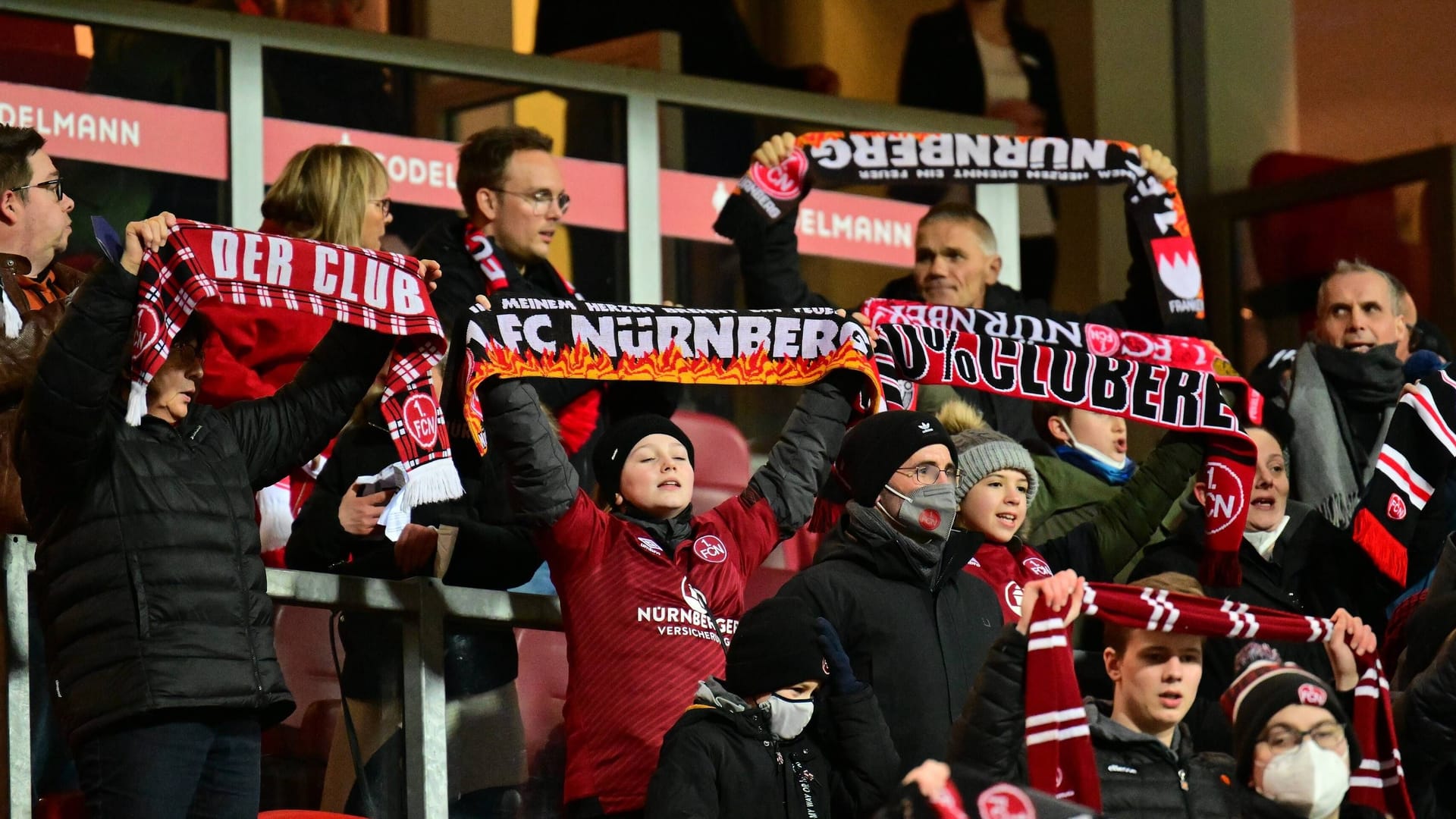 Fans des 1. FC Nürnberg (Symbolbild): 18.700 Dauerkarten hat der Fußballverein für die kommende Saison verkauft.