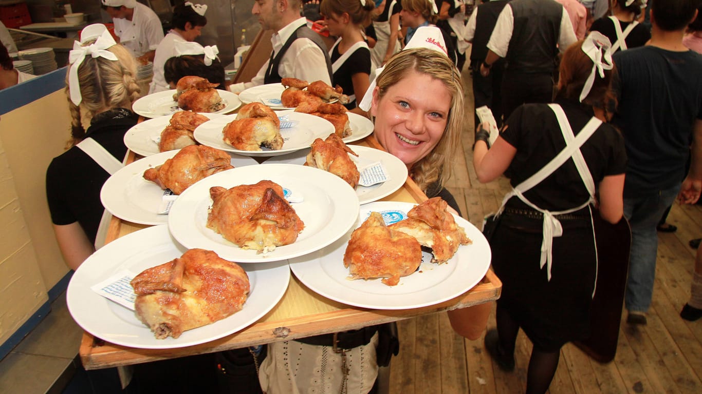 Oktoberfest-Kellnerin mit Hendl (Archivfoto): Die Herkunft der halben Hähnchen ist ein Politikum.