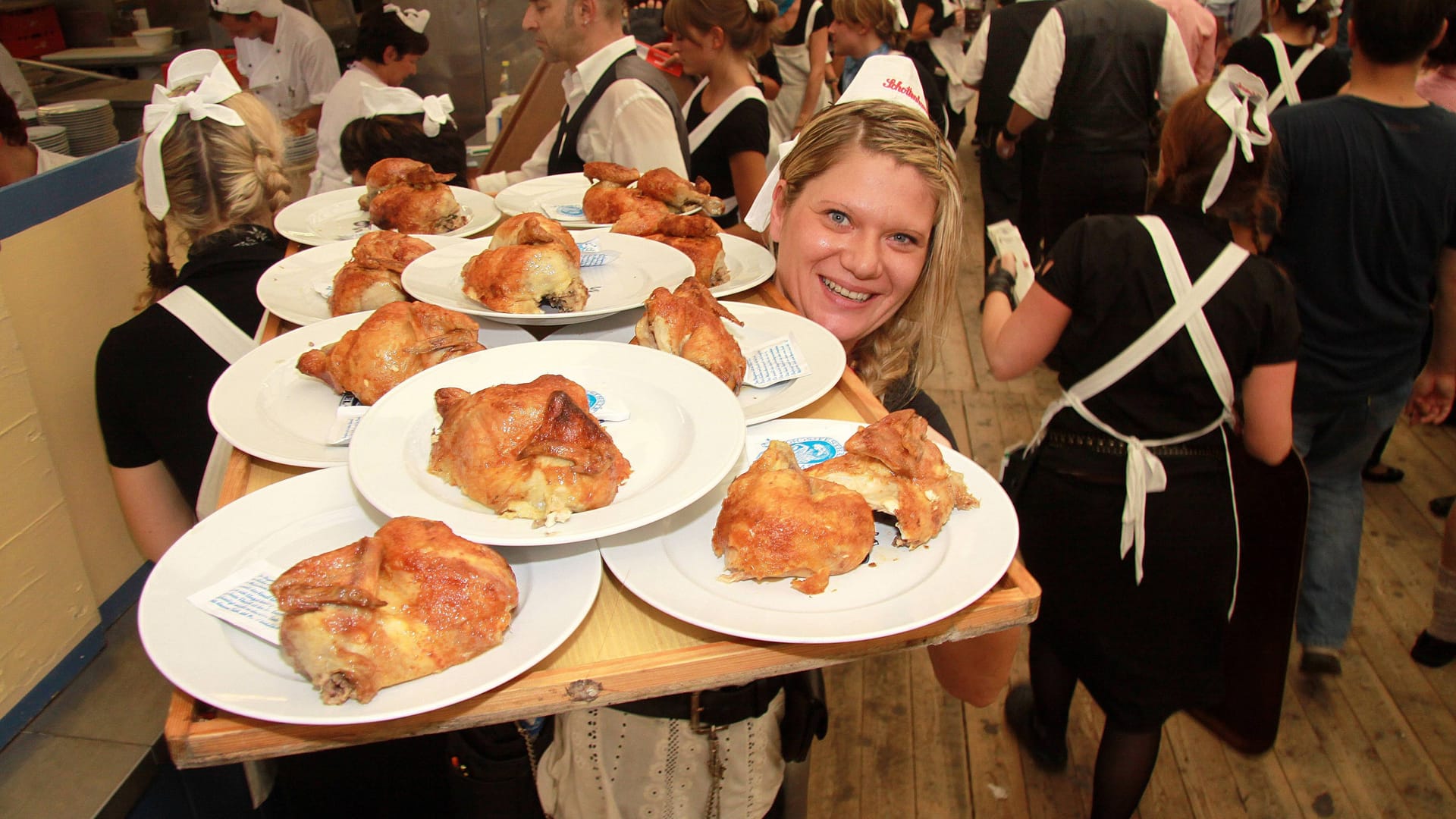 Oktoberfest-Kellnerin mit Hendl (Archivfoto): Die Herkunft der halben Hähnchen ist ein Politikum. Oktoberfest-Kellnerin mit Hendl (Archivfoto): Die Herkunft der halben Hähnchen ist ein Politikum.