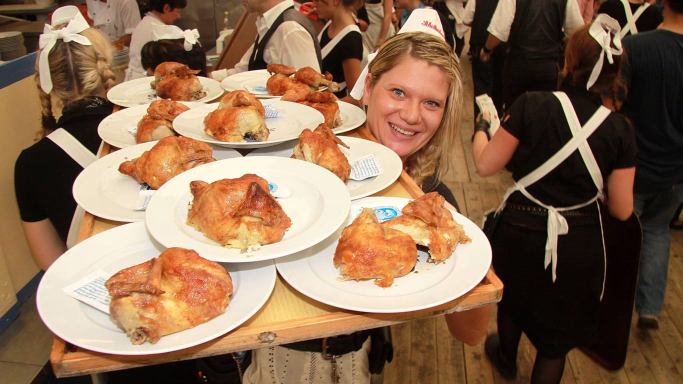 Oktoberfest-Kellnerin mit Hendl (Archivfoto): Die Herkunft der halben Hähnchen ist ein Politikum.