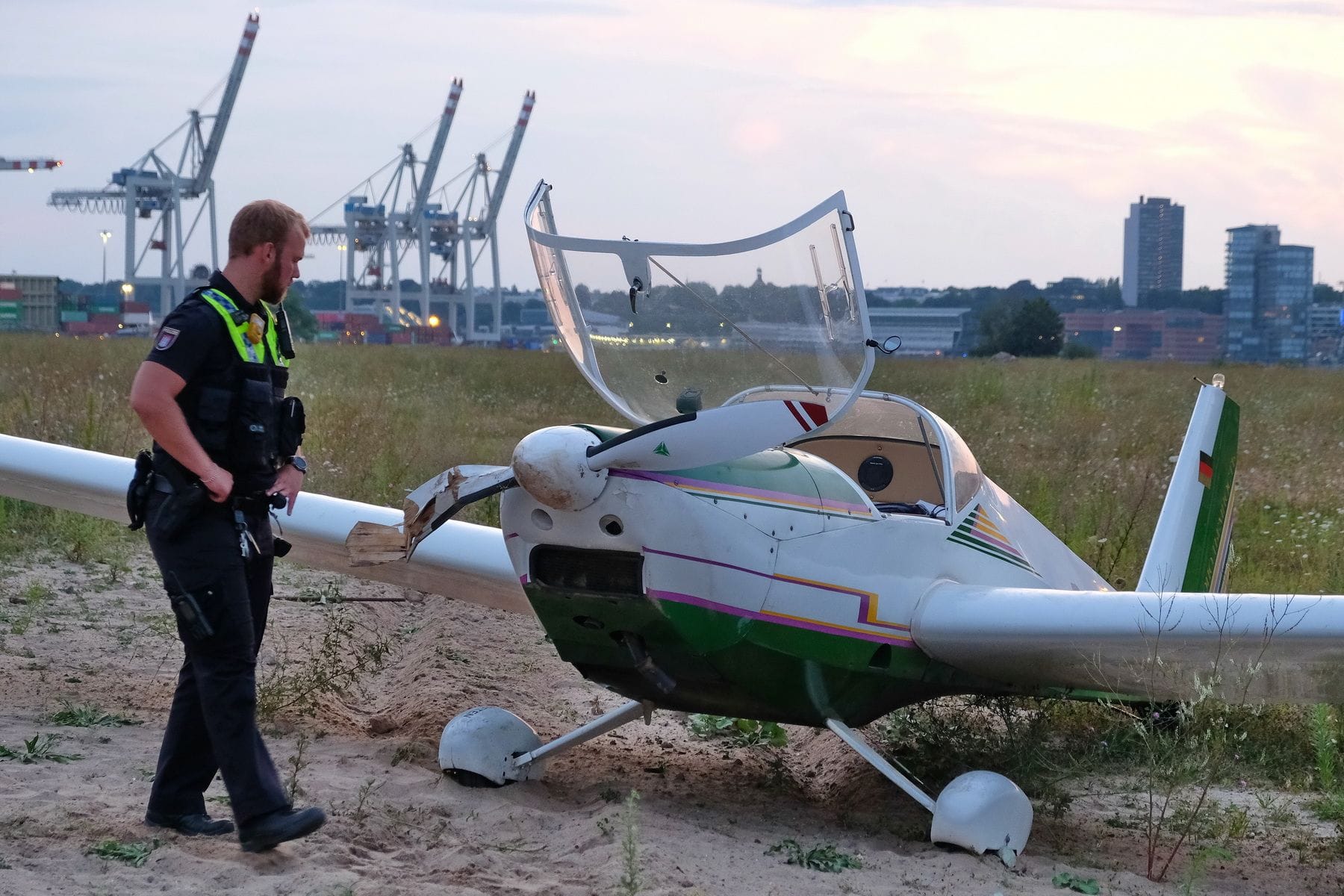 Ein Polizist begutachtet das Flugzeug: Der Motor der Maschine fiel plötzlich aus.