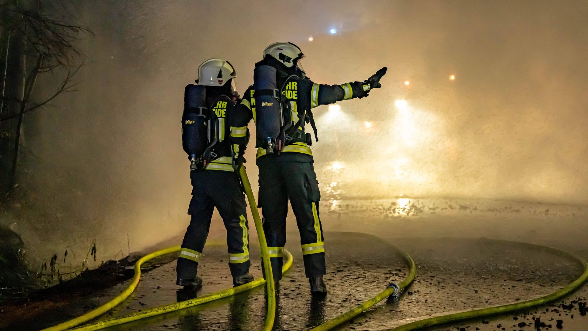 Waldbrand in NRW (Archivbild): Im Oberbergischen Kreis brannte im Mai erst eine Garage, dann der angrenzende Wald. Waldbrand in NRW (Archivbild): Im Oberbergischen Kreis brannte im Mai erst eine Garage, dann der angrenzende Wald.