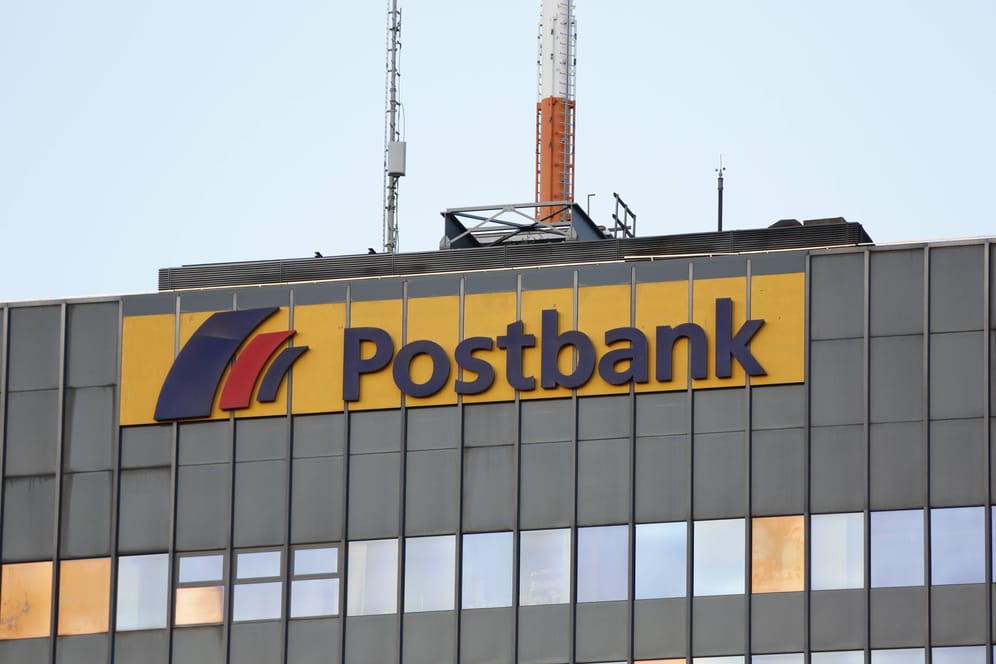 Das Postbank-Hochhaus Hallesches Ufer in Berlin (Symbolbild): An einem ehemaligen Unternehmensstandort in Hamburg sollen nun Flüchtlinge einziehen.