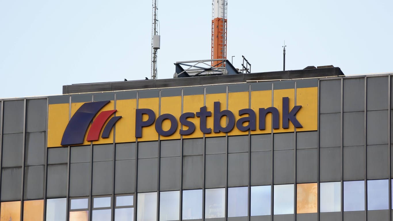 Das Postbank-Hochhaus Hallesches Ufer in Berlin (Symbolbild): An einem ehemaligen Unternehmensstandort in Hamburg sollen nun Flüchtlinge einziehen.