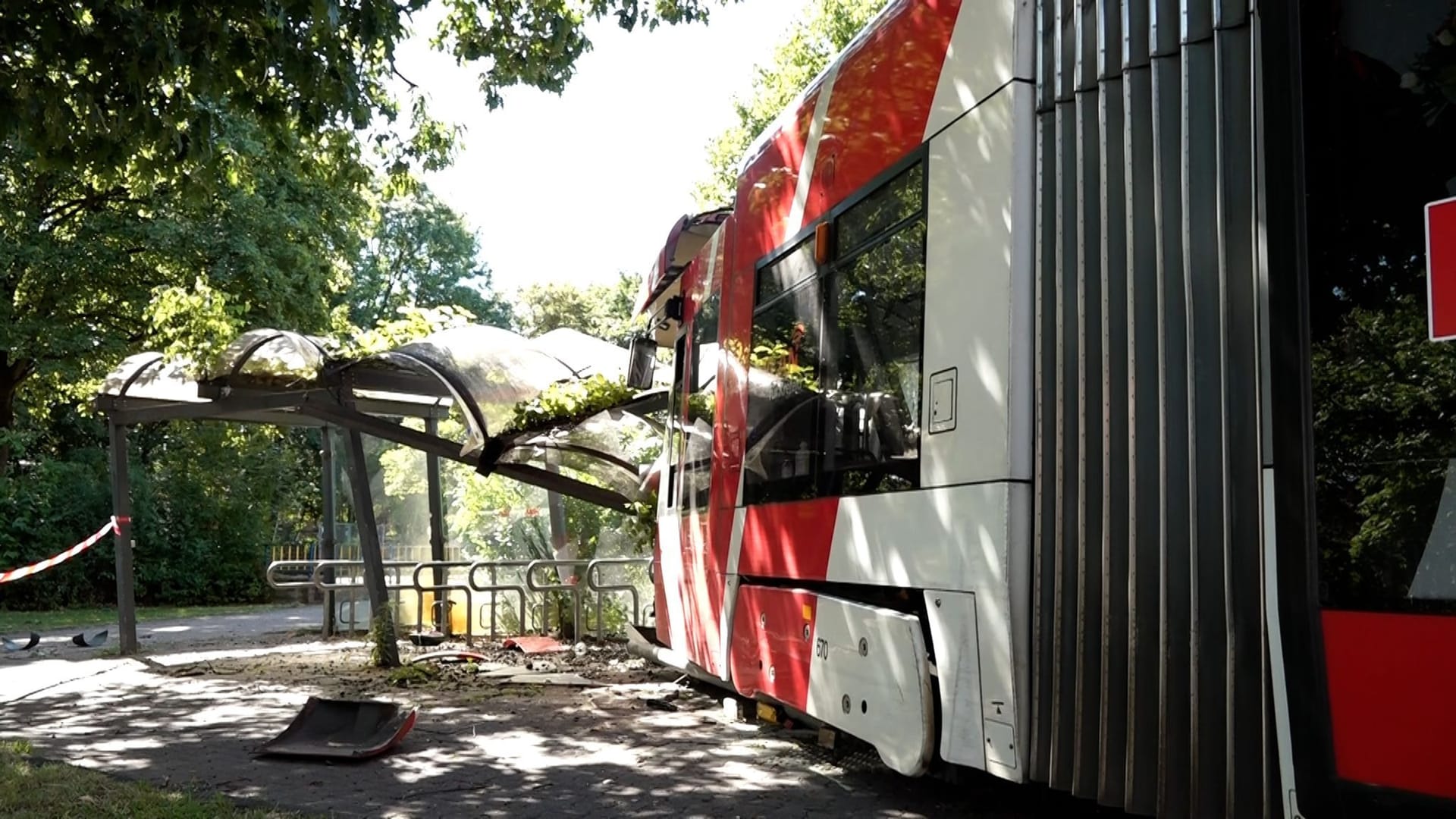 Entgleiste Straßenbahn