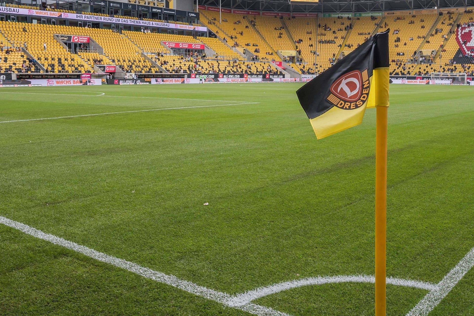 Dynamo Dresden: Der Drittliga-Verein verpflichtet einen Rechtsverteidiger aus der Ukraine.