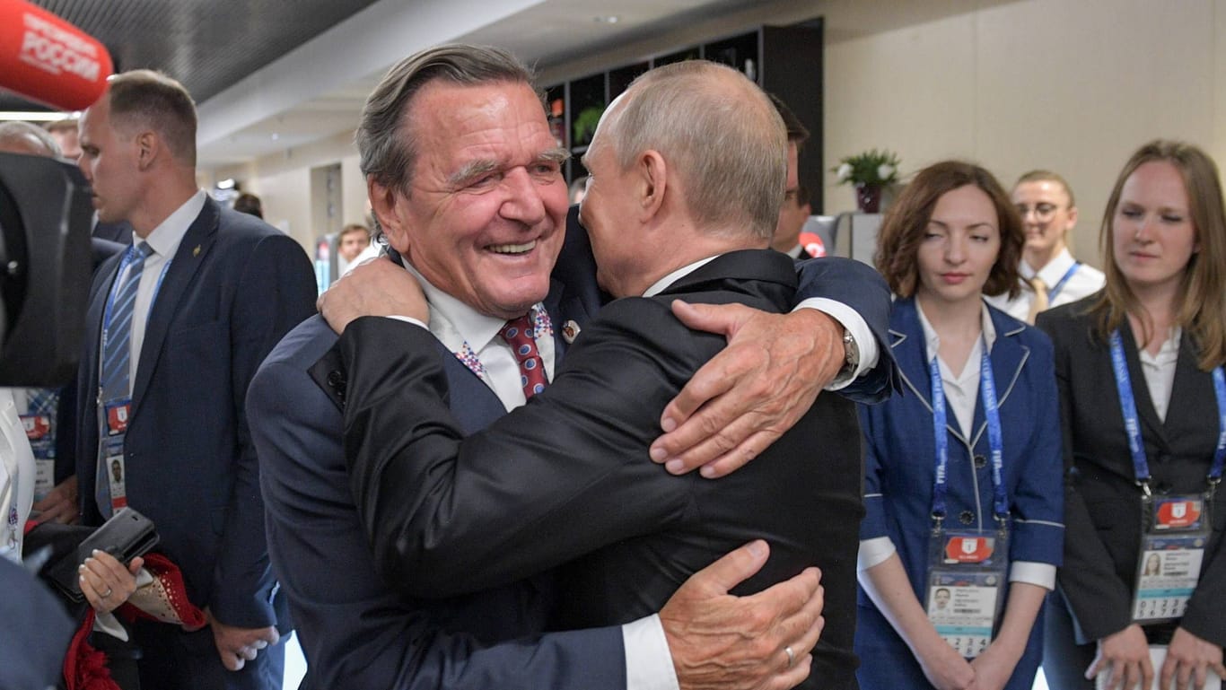 Altkanzler Gerhard Schröder und Kreml-Chef Wladimir Putin bei einem Treffen (2018). Schröder droht wegen der fehlenden Distanz der Parteiausschuss.