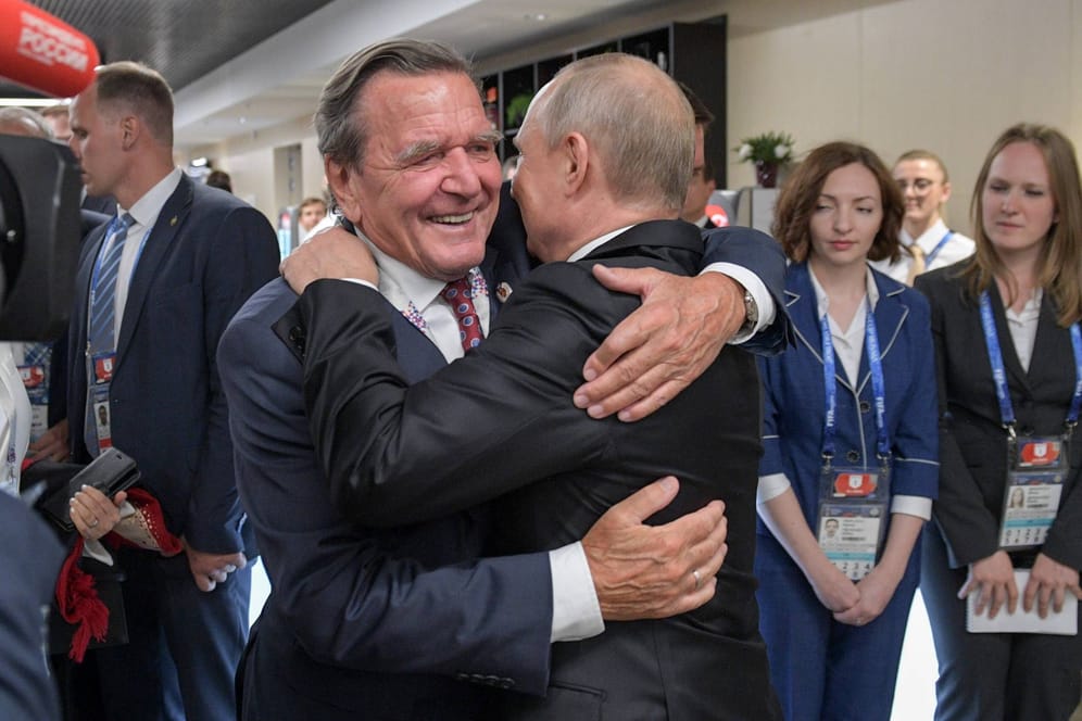 Altkanzler Gerhard Schröder und Kreml-Chef Wladimir Putin bei einem Treffen (2018). Schröder droht wegen der fehlenden Distanz der Parteiausschuss.