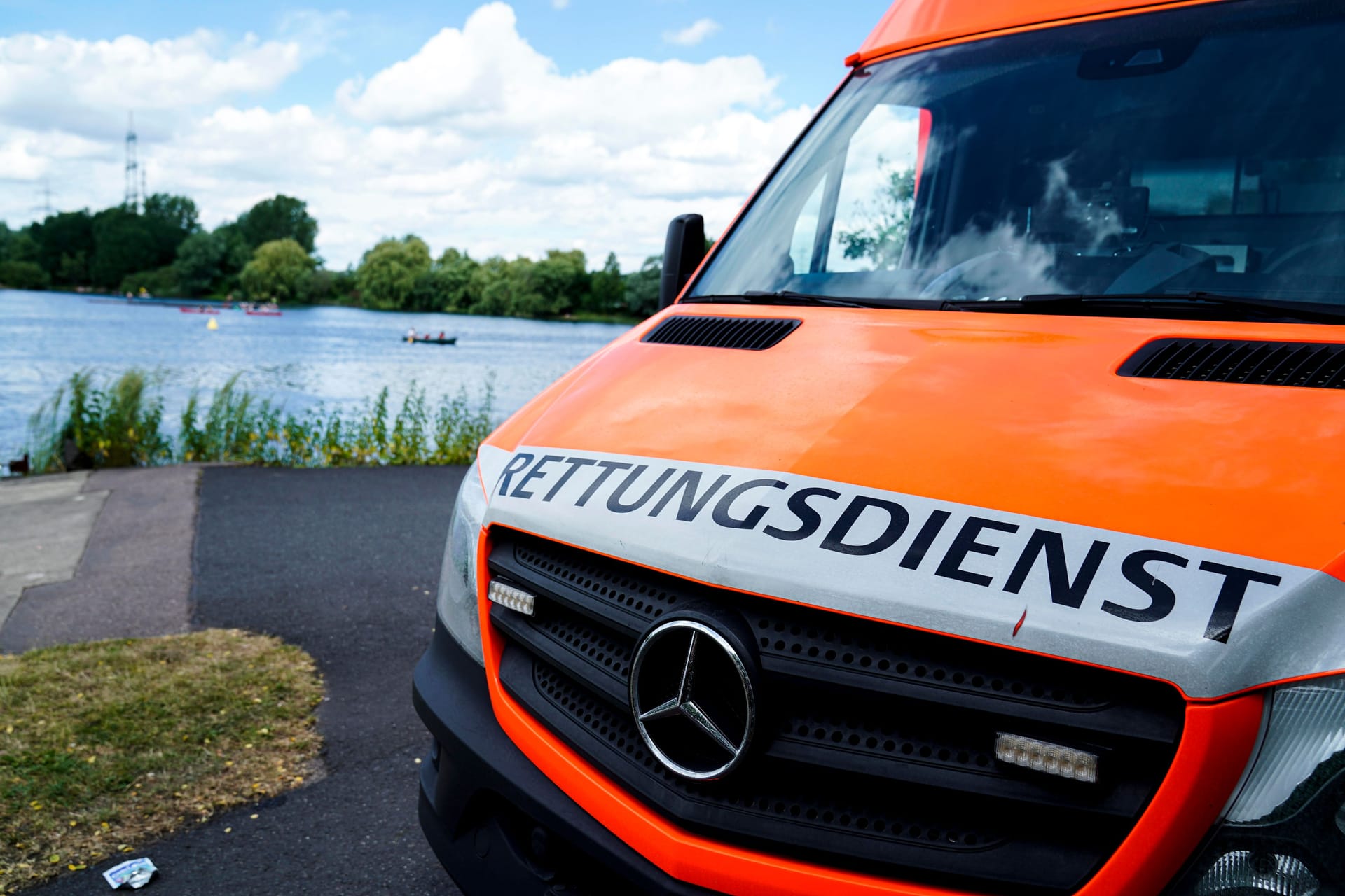 Rettungswagen am Badesee (Symbolbild). In Hannover ist eine Achtjährige nach einem Badeunfall gestorben.