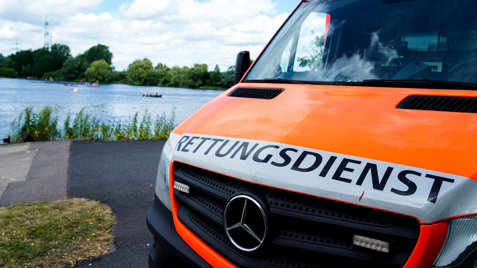 Rettungswagen am Badesee (Symbolbild). In Hannover ist eine Achtjährige nach einem Badeunfall gestorben.